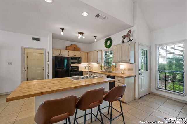 Listing photo id 8 for 107 River Knoll
