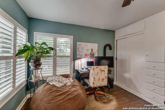 Image 16 of 25 For 402 Glenview