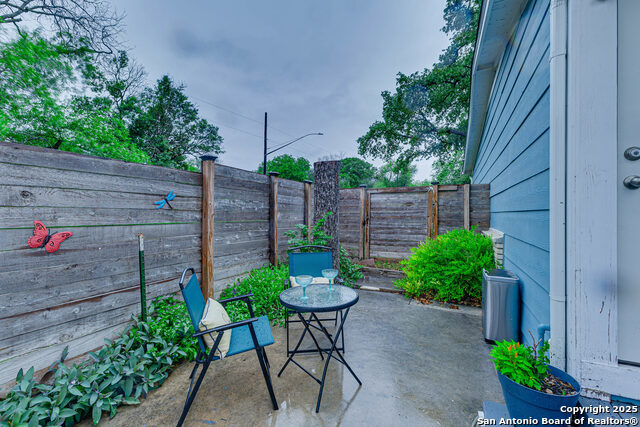Image 22 of 25 For 402 Glenview