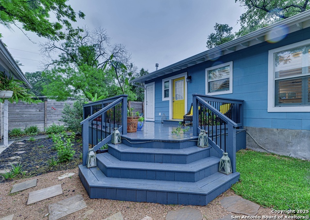 Image 23 of 25 For 402 Glenview