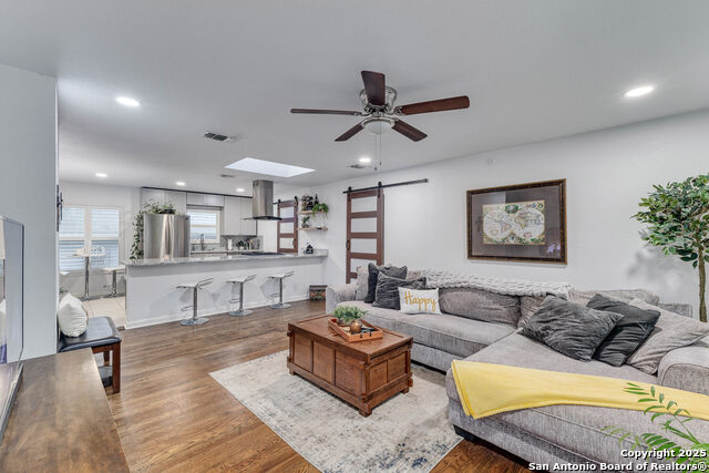 Image 3 of 25 For 402 Glenview