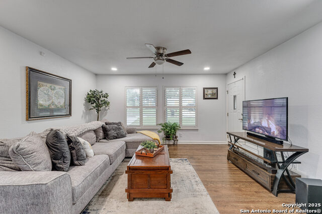 Image 4 of 25 For 402 Glenview
