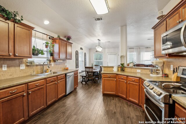 Listing photo id 13 for 7938 Sterling Manor