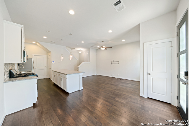 Image 14 of 26 For 215 Courtland Pl E