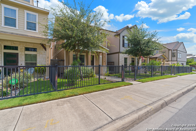 Image 3 of 26 For 215 Courtland Pl E
