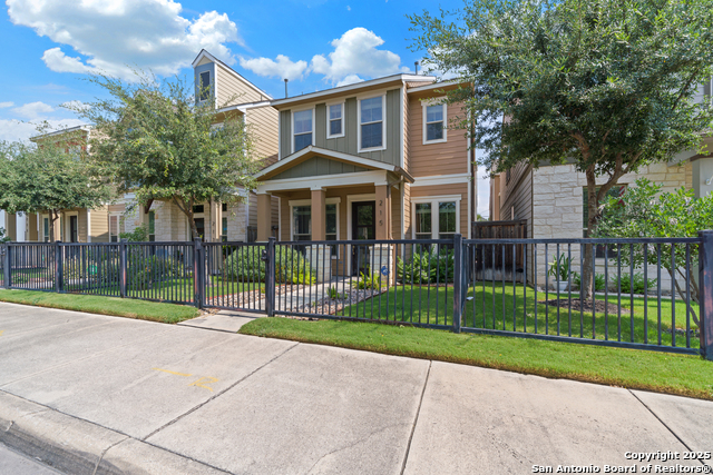Image 4 of 26 For 215 Courtland Pl E