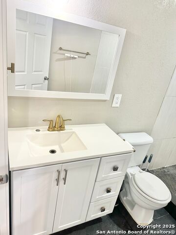 Listing photo id 8 for 3306 Ih 35