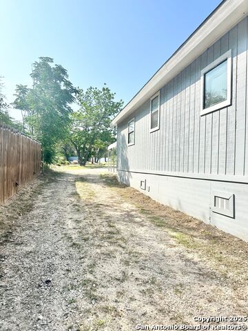 Listing photo id 11 for 3306 Ih 35