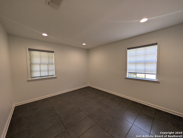 Image 19 of 47 For 405 Oakwood  