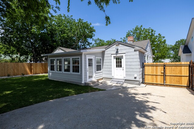 Listing photo id 24 for 1329 Lee Street