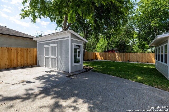 Listing photo id 27 for 1329 Lee Street