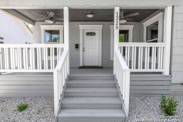 Listing photo id 2 for 1329 Lee Street