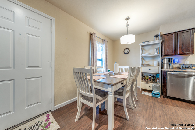 Listing photo id 8 for 255 Rampart E 401