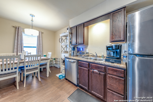 Listing photo id 10 for 255 Rampart E 401