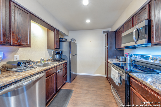 Listing photo id 11 for 255 Rampart E 401