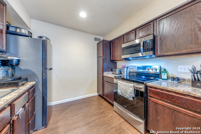 Listing photo id 12 for 255 Rampart E 401