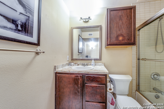 Listing photo id 16 for 255 Rampart E 401