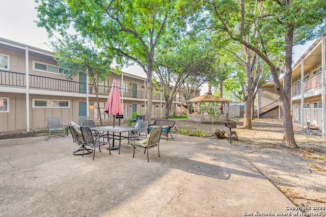 Listing photo id 23 for 255 Rampart E 401