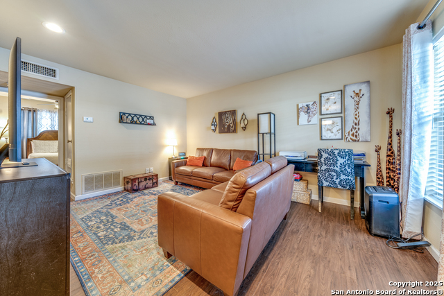Listing photo id 4 for 255 Rampart E 401