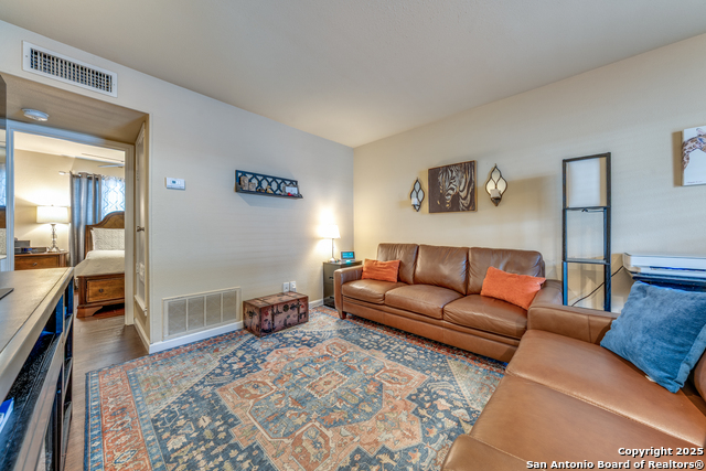 Listing photo id 5 for 255 Rampart E 401