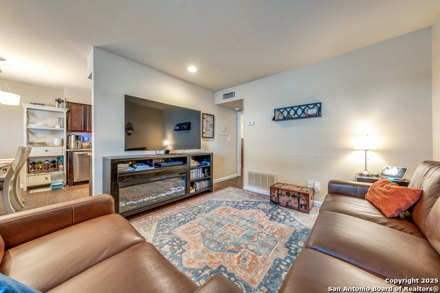 Listing photo id 6 for 255 Rampart E 401