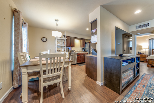 Listing photo id 7 for 255 Rampart E 401