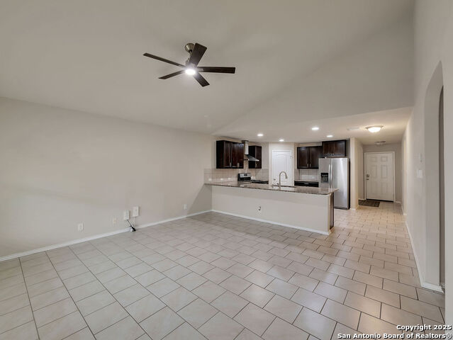 Listing photo id 2 for 2719 Green Leaf