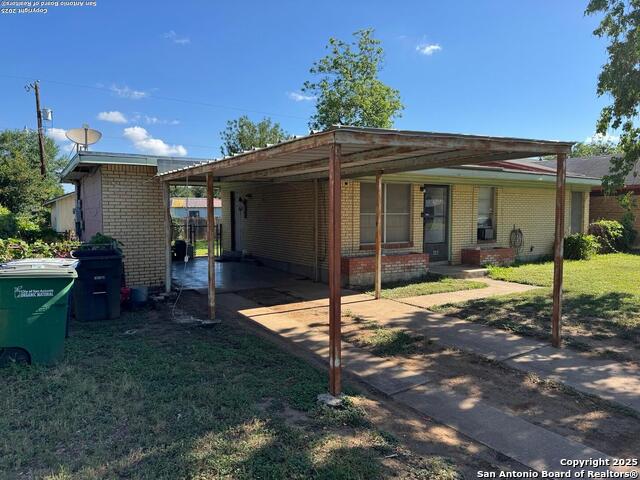 Listing photo id 0 for 227 E Villaret Blvd