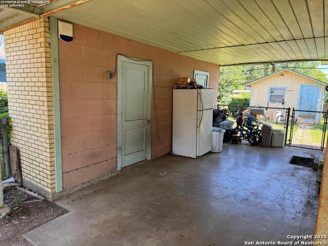 Listing photo id 4 for 227 E Villaret Blvd