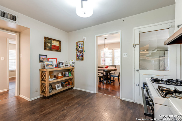 Image 13 of 26 For 2027 Edgehill Dr.