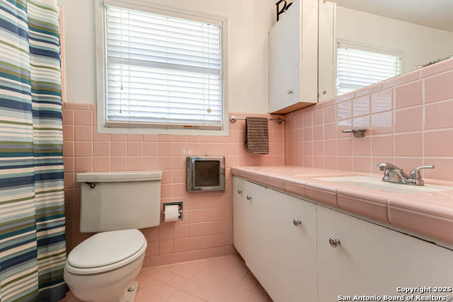 Image 17 of 26 For 2027 Edgehill Dr.