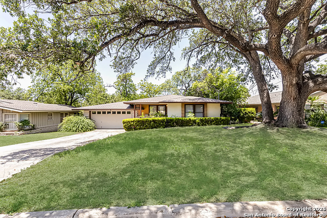 Image 2 of 26 For 2027 Edgehill Dr.