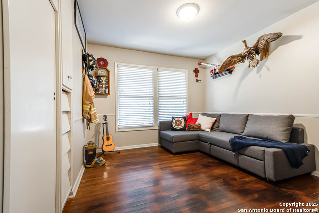 Image 21 of 26 For 2027 Edgehill Dr.