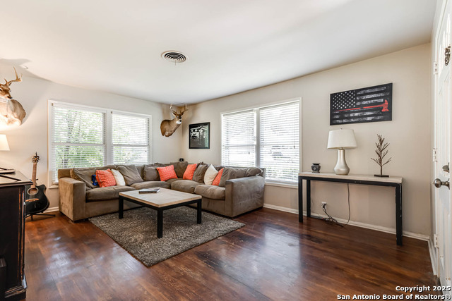 Image 3 of 26 For 2027 Edgehill Dr.