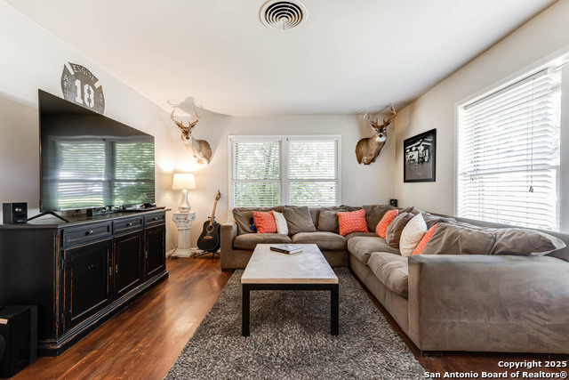 Image 4 of 26 For 2027 Edgehill Dr.