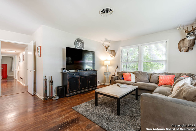 Image 5 of 26 For 2027 Edgehill Dr.