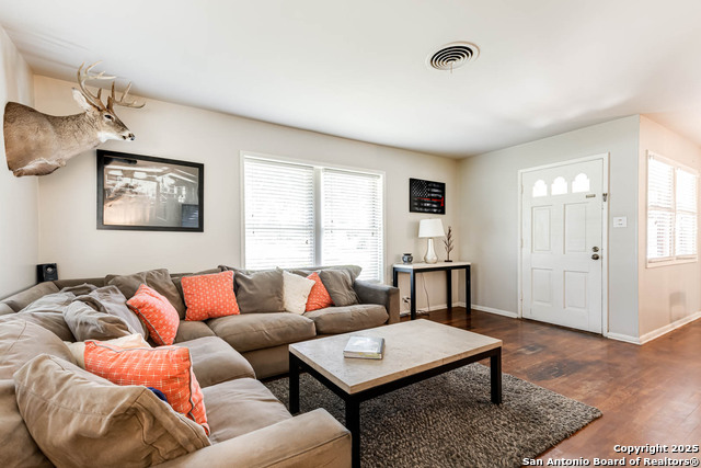 Image 6 of 26 For 2027 Edgehill Dr.