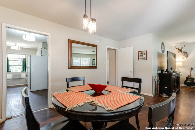 Image 9 of 26 For 2027 Edgehill Dr.