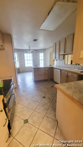 Image 16 of 29 For 7 Glen Cove Dr