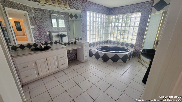 Image 17 of 29 For 7 Glen Cove Dr