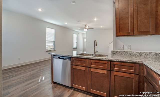 Image 8 of 28 For 13838 Enzo Gate