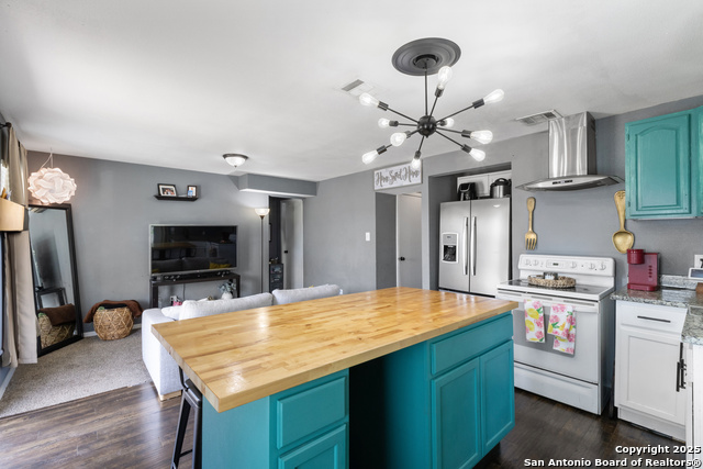 Listing photo id 7 for 3407 La Violeta