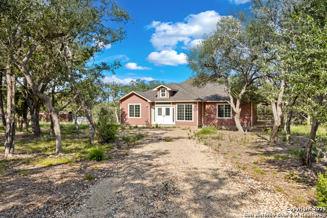 Details for 423 County Road 2471, Hondo, TX 78861