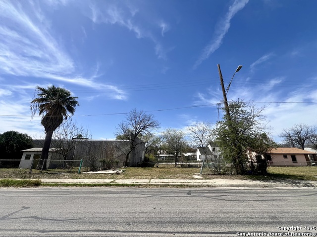 Listing photo id 0 for 615 Frank