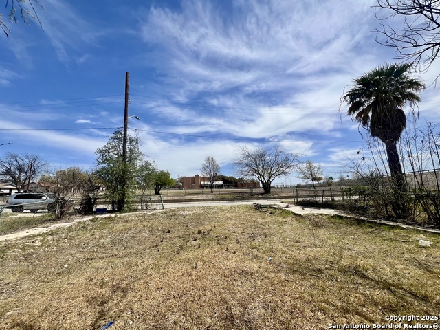 Listing photo id 2 for 615 Frank