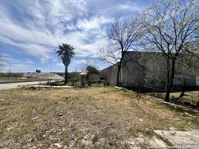 Listing photo id 7 for 615 Frank