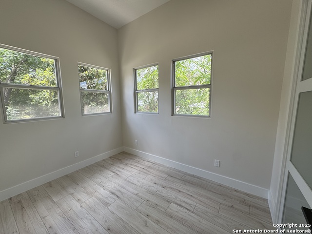 Image 16 of 21 For 322 Lamar  