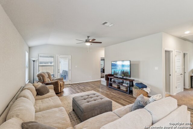 Listing photo id 5 for 3012 Hess Boulevard