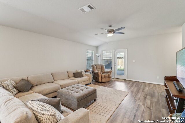Listing photo id 7 for 3012 Hess Boulevard