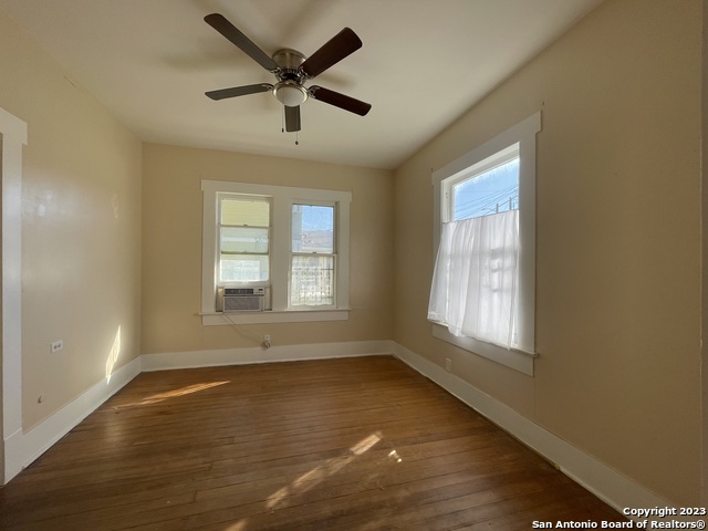 Image 11 of 13 For 840 Guenther St E
